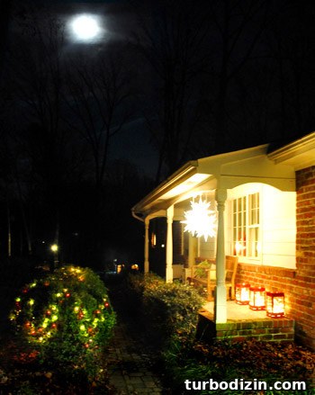 Christmas Exterior House Decorating Ideas: Stylish Outdoor Displays 8 Red lanterns on porch