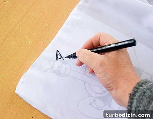 Print Kids' Drawings on Fabric: Step-by-Step Guide for Keepsakes 4 Tracing process