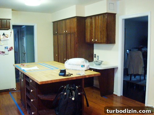 Classic Kitchen Design: Granite Island and White Glass Cabinets 3 img 44285 2