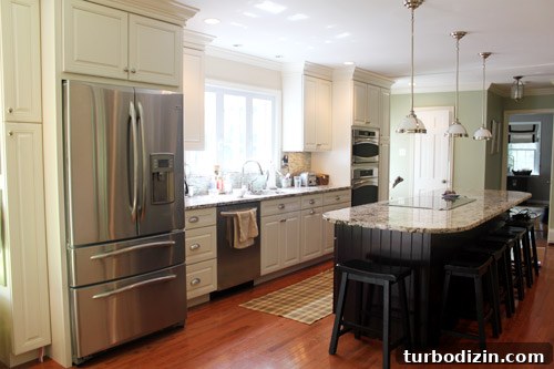 Classic Kitchen Design: Granite Island and White Glass Cabinets 6 img 44285 5