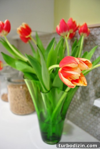 Create a Stunning DIY Tulip Bouquet: Step-by-Step Floral Guide 4 Close-up of tulip colors