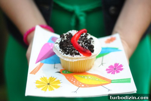 Worm-Themed Birthday Party Ideas and Decorations 21 Dirt cupcakes