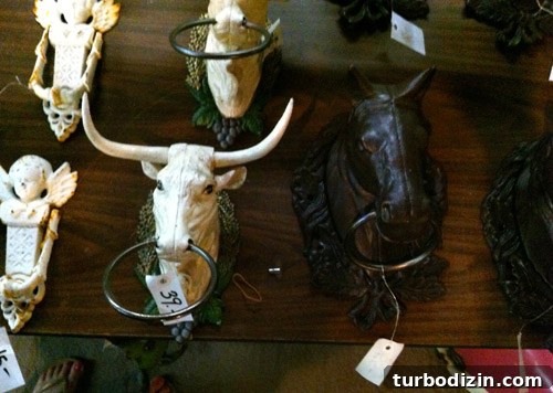 Beachfront Boutiques and Thrift Stores to Explore 9 Hardware pieces usable as towel bars