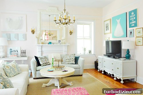House Crashing: Casual Farmhouse Life and Cozy Renovations 6 Traditional Farmhouse Vintage Style With Lots Of Artwork And Chandelier