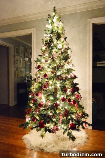 Night Time View Of Gradient Christmas Tree Going White Pink Red