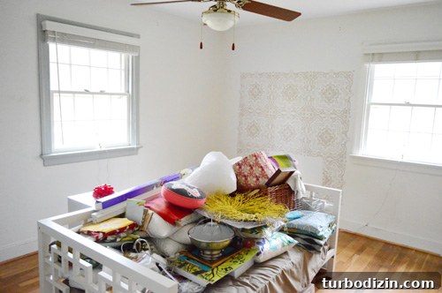 From Cluttered Spare Room to Kid-Friendly Playroom: A Step-by-Step Guide 8 Randomly painted wall