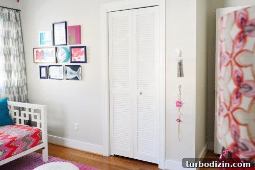 Framing Kids’ Clothes and Adding Playful Wall Hooks for Decor 14 Room sliver with hooks