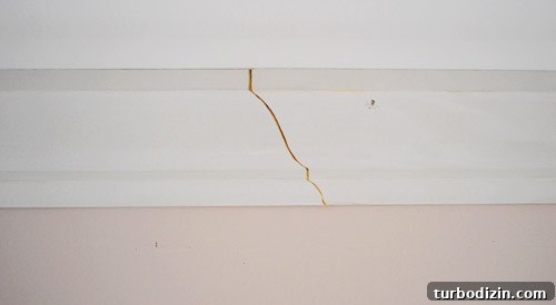 Crown Molding Installation Guide: Step-by-Step Tips for Perfect Results 14 Scarf joint in crown molding where two pieces of molding overlap