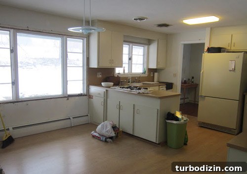 Dark Gray Lower Cabinets with White Upper Cabinets: Kitchen Design Ideas 2 Renovated kitchen photo 1