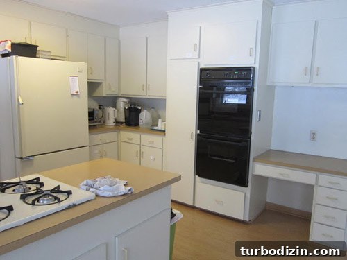 Dark Gray Lower Cabinets with White Upper Cabinets: Kitchen Design Ideas 6 Renovated kitchen photo 5