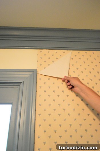 Two layers of wallpaper exposed