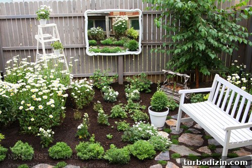 Garden mirror and decor
