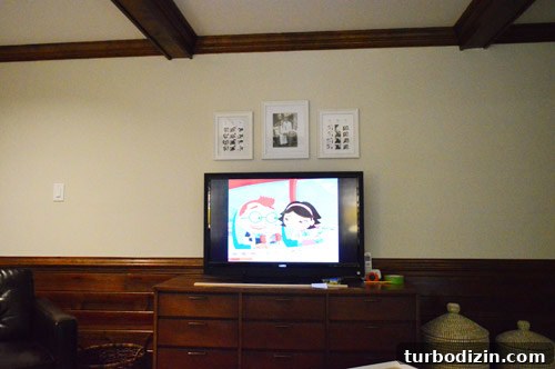 How to Arrange a Gallery Wall Around Your TV for Impact 5 Starting to hang frames around TV
