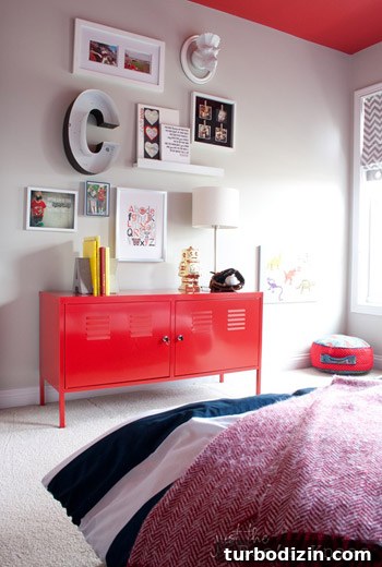 Gallery wall and red ceiling
