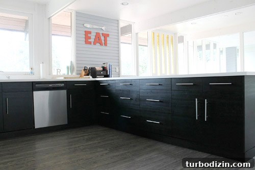 Mid-Century Modern Kitchen Remodel Ideas and Inspiration 5 Dark lower cabinets and open shelves