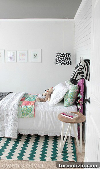 Graphic Kids' Bedroom Makeover: Stylish Ideas for a Bold Room 3 Room makeover photo 2