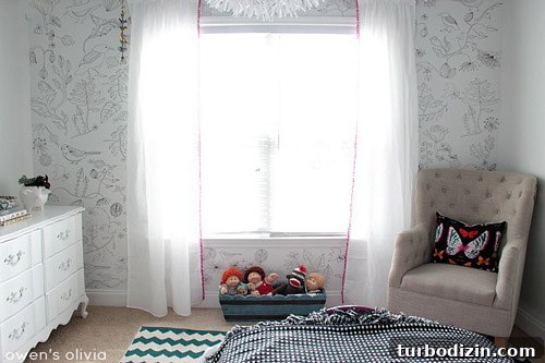 Graphic Kids' Bedroom Makeover: Stylish Ideas for a Bold Room 6 Wall detail 2