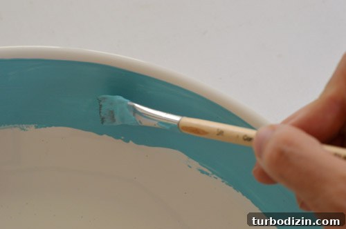 How to Use Ceramic Paint: Techniques, Tips, and Project Ideas 6 Painting the planter lip