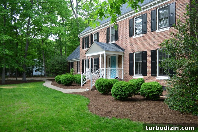 Create Mulch Planting Beds: Step-by-Step Guide for Lush Gardens 6 Traditional Brick Colonial Home With Large Boxwood Mulch Beds