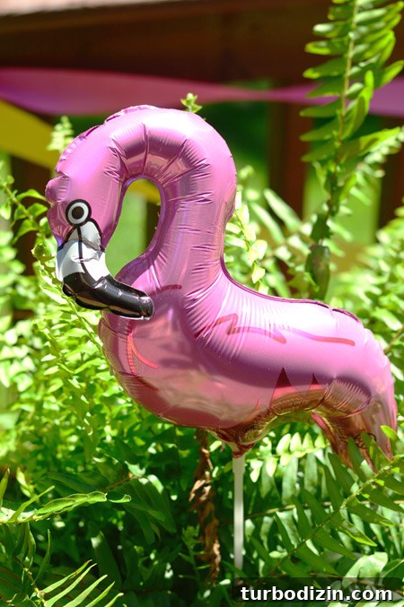 Pink and Gold Kids Party Ideas: Decorations, Cake & Outfit Tips 9 Flamingo decorations