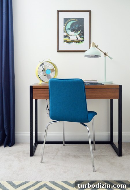 Boys Outer-Space-Bedroom Simple-Writing-Desk
