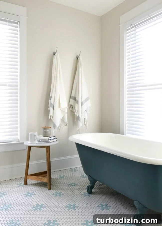 En-suite bathroom with tub