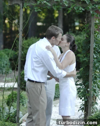 kissing-wedding-picture-1 kissing-wedding-picture-1