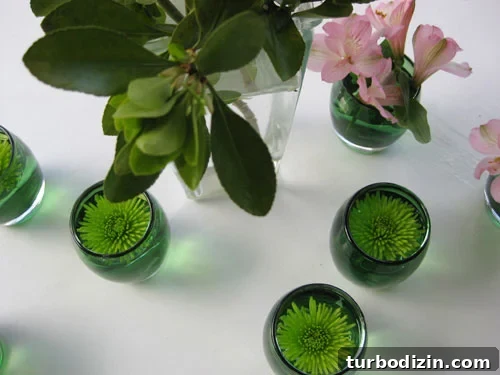 flowers-floating-in-small-vases-mums flowers-floating-in-small-vases-mums